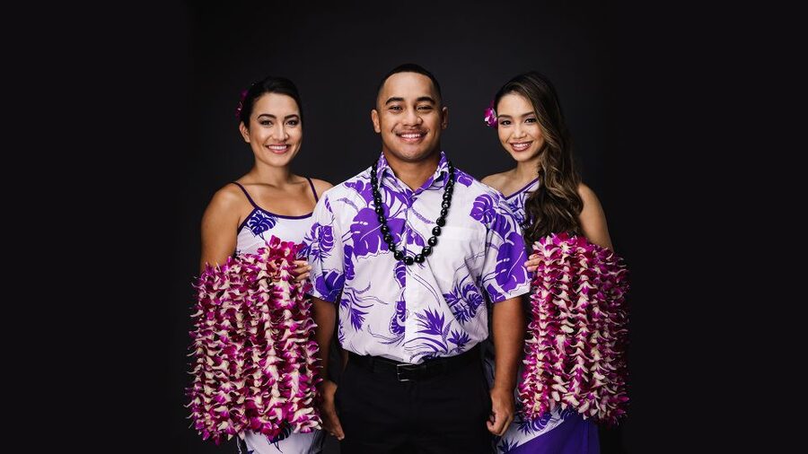 Kahului Airport: Maui Flower Lei Greeting Upon Arrival - A flower greeting before the suitcases