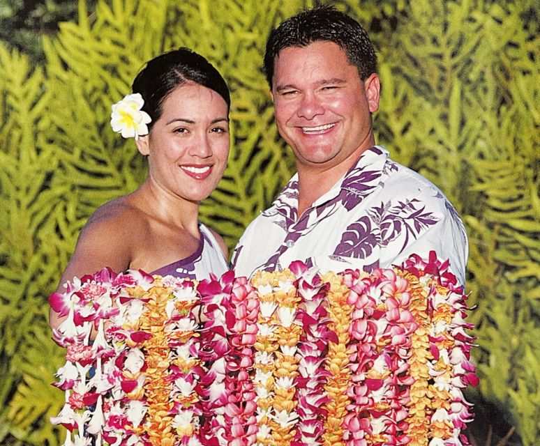 Kahului Airport: Maui Flower Lei Greeting Upon Arrival - Finding the greeter at Kahului Airport