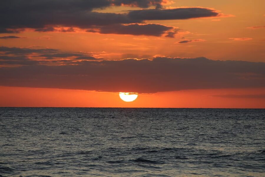 Maui: 2 Hour Sunset Dinner Sail with Open Bar and Appetizers - Comfort, space, and the crew