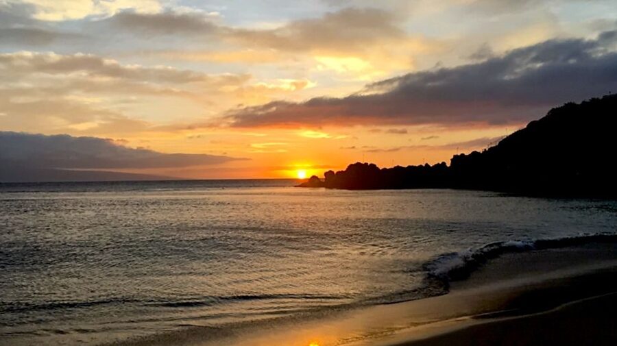 Maui: Ka'anapali Luxury Sunset Dinner Sail - The first drinks and island views