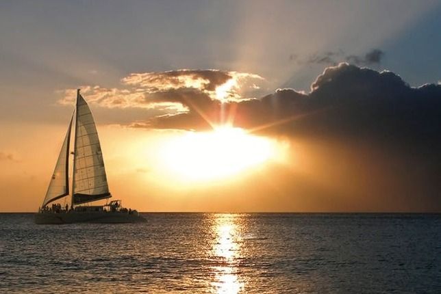 Maui: Ma'alaea Catamaran Sunset Sail with Appetizers - A Maui sunset with room to breathe