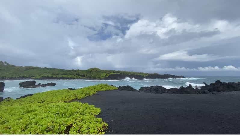 Maui: Van Day Trip to Hana with Local Guide and Lunch - A banana bread stop on ancient lava