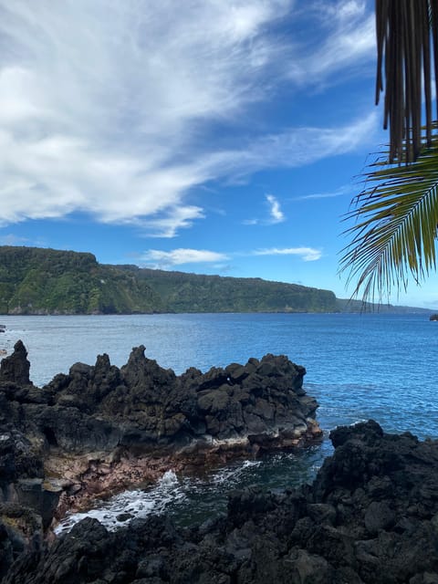 Maui: Van Day Trip to Hana with Local Guide and Lunch - Black sand, lava tubes, and Waiʻānapanapa