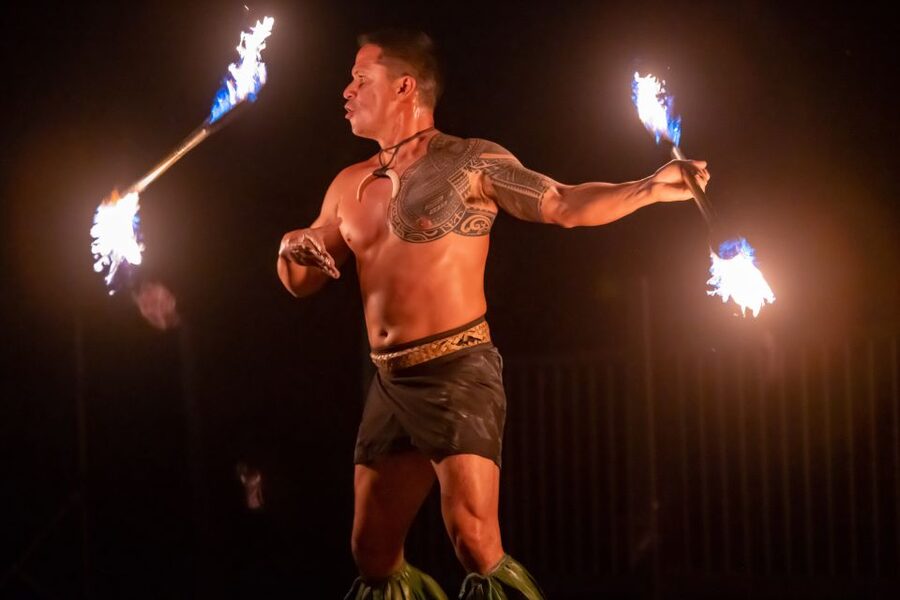 South Maui: Gilligans' Island Luau with Dinner and Drinks - Arrival, seating, and the first drink