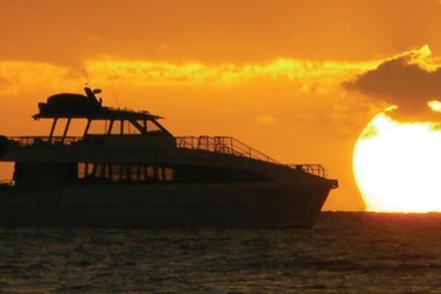 South Maui: Sunset Cruise with 4-Course Dinner and Drinks - A four-course meal with local touches