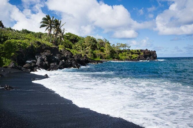 VIP Private Full-Day Road to Hana Tour - Crawling through a 200,000-year-old lava tube